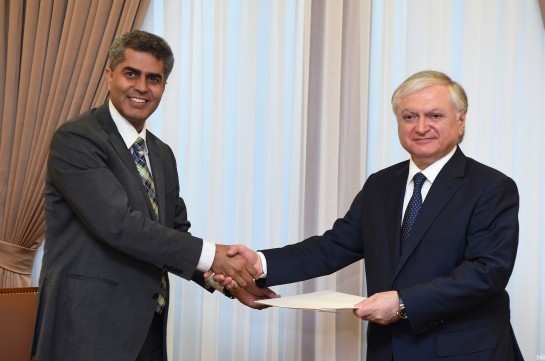 Посол Индии вручил копии верительных грамот главе МИД Армении