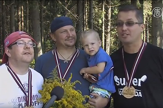 В Латвии прошел чемпионат по собиранию грибов: победили «Черви в супе»