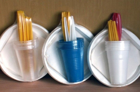 Власти Франции приняли закон, запрещающий использование одноразовой пластмассовой посуды