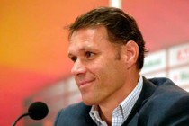 Marco van Basten favourite to replace Oenning as Hamburg coach