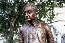 New statue of Tigran Petrosian in center of Yerevan