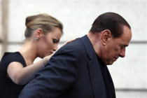 Berlusconi backs government at rally against tax conviction