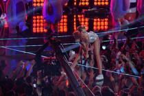 Miley Cyrus twerks, stuns VMAs crowd