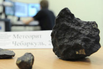 Tiny Chelyabinsk meteorite fragment found, big to be lifted soon