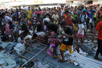 Deadly clashes rage in Philippines as survivors fight for food