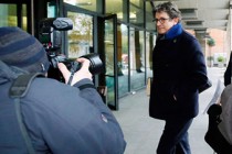 UK investigators threaten Guardian editor with terrorism charges 