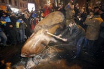 As Ukraine opposition rallies intensify, Lenin statue falls