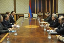 Serzh Sargsyan receives delegation led by Rosneft president 