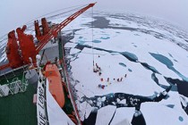 Antarctic ice breaker now stuck