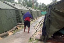 Australia asylum: One killed in violence at PNG camp