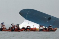 S Korea ferry: Desperate search for survivors continues