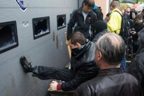 Ukraine crisis: Odessa detainees freed as police HQ attacked