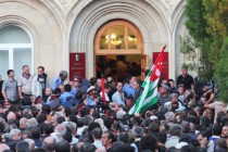 Georgia Abkhazia: Leader 'flees' protesters in Sukhumi