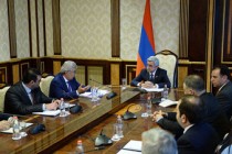 Serzh Sargsyan meets members of Commission on Constitutional Reforms 