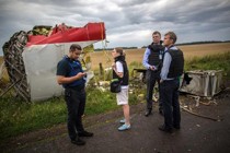 78 international experts with dogs arrive at MH17 crash site