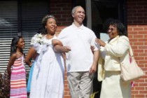 Woman marries at dad’s Alzheimer’s care center