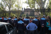 Traders of Yerevan fairs protest outside parliament 