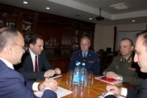 Armenian Defense Minister hosts new commander of Russian military base