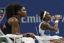 Теннисистка Серена Уильямс обыграла свою сестру Винус в четвертьфинале US Open