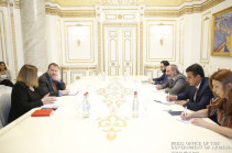 Armenia’s PM receives ambassadors of USA and UK