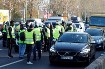 France fuel protest: One dead as 'yellow vest' blockades begin