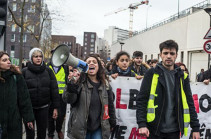 В Париже полиция проверяет прохожих на улицах перед акцией протеста