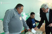 Serzh Sargsyan casts his ballot