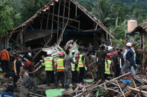 Indonesia tsunami: Fears of new wave as Anak Krakatau volcano seethes (video)