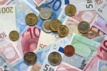 Euro breaks to a new minimum against dollar