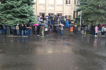 People close entrance to Constitutional Court (photos)