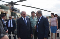 Artsakh president welcomes Armenia’s PM in Stepanakert airport