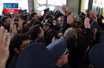 Situation outside Education, science, culture and sport ministry tensed, young people try to enter the building to meet with the minister (video)