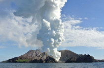 New Zealand volcano: At least five dead after White Island eruption