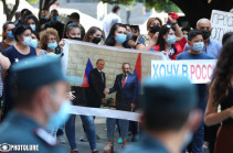 Each day is extremely important: protesters ask for a bus to reach Russia by land