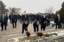 Armenia’s PM, top officials visit Yerablur (photos)