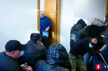 Более 20 человек задержали у офиса оппозиционной партии в Тбилиси