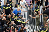 Полиция задержала более 100 человек на митингах в Тбилиси у здания парламента