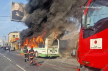 В Ереване сгорел троллейбус, а затем врезался в машину патрульной службы (Видео)