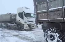 На трассе Горис-Сисиан грузовик с прицепом застрял в снегу