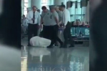 Сотрудники аэропорта «Звартноц» провоцируют Лео Николяна, находящегося в тяжелом состоянии из-за голодовки, затем толкают его и бросают на пол (Видео)