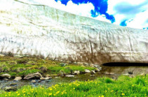 Այս ձնաբծի բարձրությունը հասնում է մոտ 10մ.-ի. Գագիկ Սուրենյանը լուսանկարներ է հրապարակել Գեղամա լեռներից