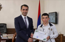 Գեղարքունիքի մարզպետը շնորհակալագիր է հանձնել ադրբեջանցուն հաղթած 16-ամյա Սիմոնին