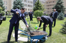 Վրաստանի պաշտպանության նախարարը ՊՆ վարչական համալիրի տարածքում անվանական եղևնի է տնկել