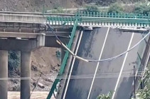 Չինաստանում կամուրջ է փլուզվել․ մեքենաներն ընկել են գետը, զոհվել է 11 մարդ