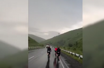 «25 км: да здравствует велосипед!»: Никол Пашинян с телохранителями на велосипеде на поворотах Дилижана (Видео)
