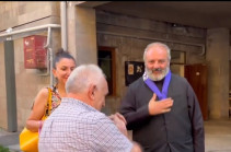 Жители квартала Царав Ахпюр административного района Еревана Аван приветствуют Баграта Србазана (Видео)