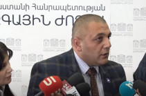 Երեկ Գյումրիում ոմն մեկը, իրեն բնորոշ թատերական կեցվածքով հուժկու մենամարտի մեջ է մտել երկրաշարժի զոհերի հիշատակին նվիրված ծաղկեպսակներից մեկի հետ. Սարուխանյան