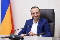 Քաղաքական դավաճանությունը պոզով ու պոչով չի լինում, լինում է հենց այսպես՝ թե՛ Աղազարյանի, թե՛ Ասլանյանի դեպքում. Արսեն Թորոսյան