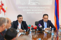 Դավիթ Խուդաթյանը Գյումրու համայնքապետարանի աշխատակազմին է ներկայացրել Սարիկ Մինասյանին