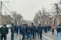 Родственники пропавших без вести перекрыли проспект Баграмяна, требуя встречи с Андраником Кочаряном